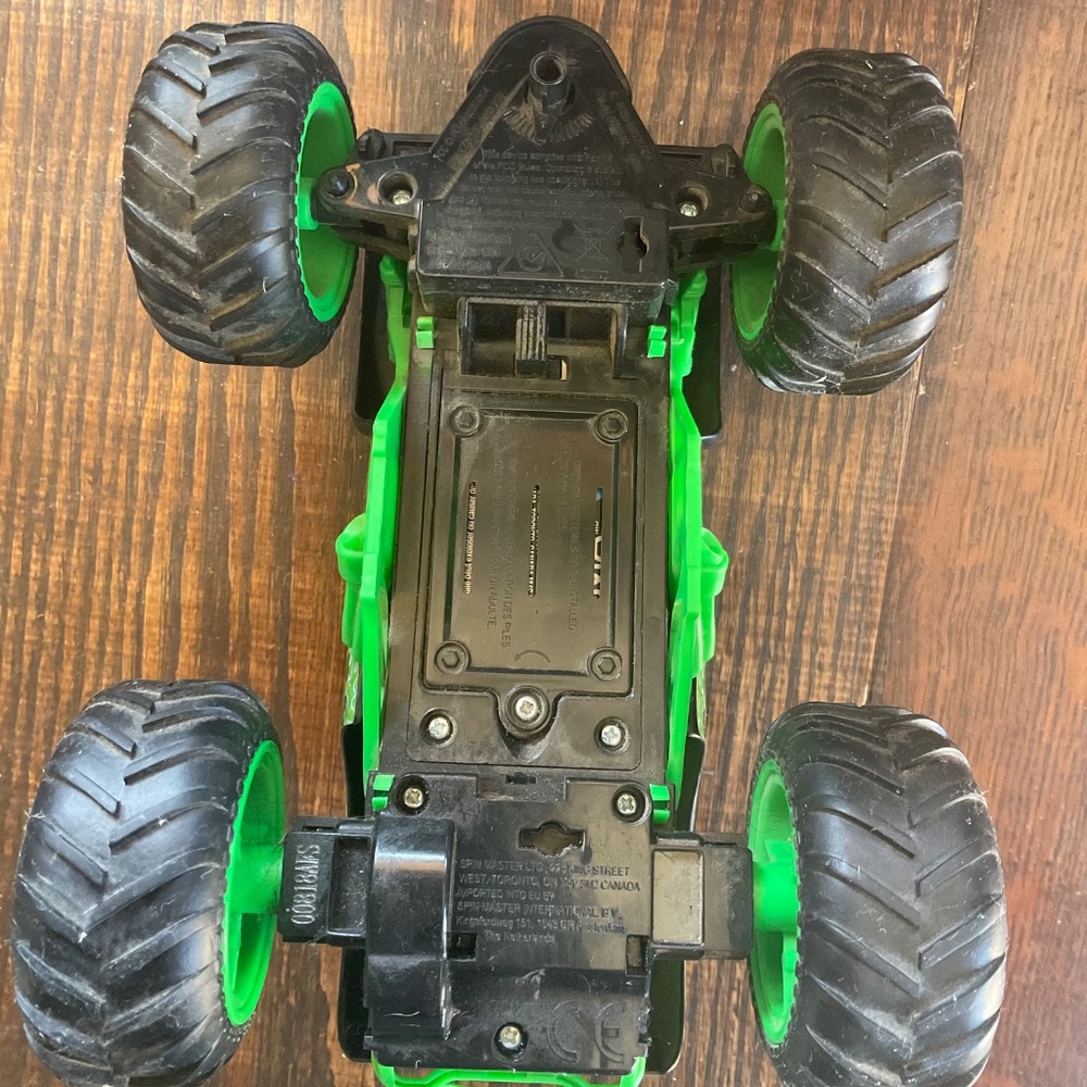 GRAVE DIGGER REMOTE CONTROL TOY TRUCK used sale - Picture 8 of 9